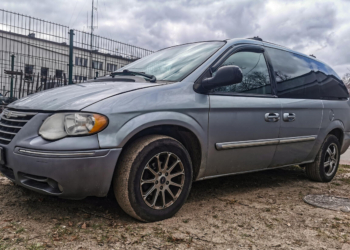 NA ZAKAZIE I POD WPŁYWEM NARKOTYKÓW PRZEWOZIŁ OBYWATELI SYRII