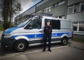 POLICJANT NA WOLNYM ZATRZYMAŁ NIETRZEŹWEGO KIEROWCĘ, KTÓRY Z DZIECKIEM UDERZYŁ W LATARNIĘ