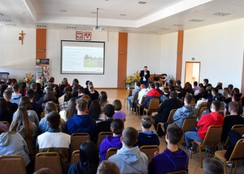 Burmistrz poprowadził lekcję obywatelską dla młodzieży