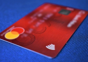 PŁACIŁ ZA ZAKUPY SKRADZIONĄ KARTĄ BANKOMATOWĄ