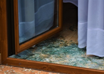 SERYJNY WŁAMYWACZ WPADŁ- BO NIE WIEDZIAŁ, ŻE KTOŚ JEST W DOMU