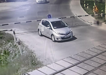 „UTKNĄŁ” NA PRZEJEŹDZIE KOLEJOWYM PODCZAS EGZAMINU