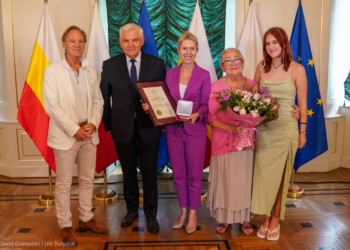 Podziękowanie dla fundatorki rzeźby w Białymstoku