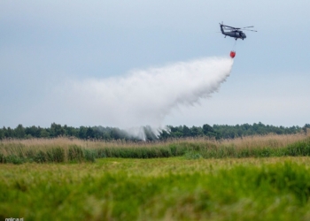 POLICYJNY BLACK HAWK POMÓGŁ STRAŻAKOM W AKCJI GASZENIA POŻARU ŁĄK W BIEBRZAŃSKIM PARKU NARODOWYM