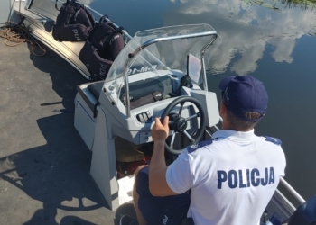 PŁYWAŁ TAM GDZIE NIE WOLNO, URATOWALI GO POLICJANCI