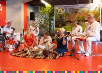 Piosenki i przyśpiewki ludowe zaprezentowali podopieczni DPS-ów