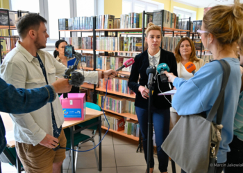 Różowe skrzyneczki dla uczennic