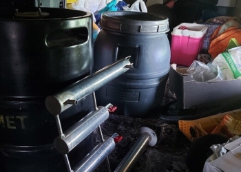 POLICJANCI ZNALEŹLI NIELEGALNY ALKOHOL I NARKOTYKI