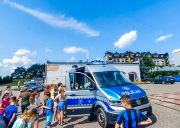 POLICJANCI DBAJĄ O BEZPIECZEŃSTWO DZIECI W TRAKCIE ICH LETNIEGO WYPOCZYNKU