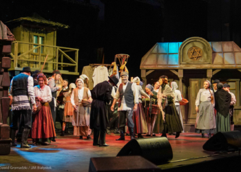 Skrzypek na dachu na Rynku Kościuszki