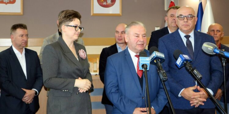 Łomżyńskie Forum Samorządowe buduje drogi i kształci