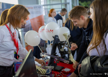 Targi Pracy na Politechnice Białostockiej. Rekordowa liczba pracodawców i tłumy odwiedzających