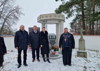 Odsłonięcie rzeźby upamiętniającej obchody Roku Kodeksu Supraskiego