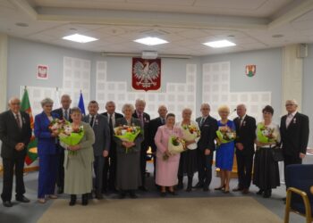 8 par odebrało w Urzędzie Miejskim w Suwałkach honorowe odznaczenia