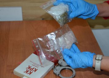 18-LATEK KIESZENIE KURTKI MIAŁ WYPCHANE NARKOTYKAMI