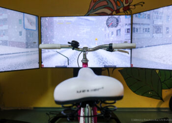 Uczniowie uczą się bezpieczeństwa na drogach