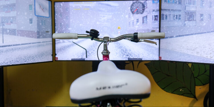 Uczniowie uczą się bezpieczeństwa na drogach