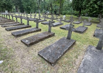 Nowe nagrobki na Cmentarzu Wojskowym