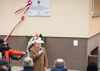 W Suwałkach odsłonięto tablicę upamiętniającą represjonowanych przez komunistów nauczycieli