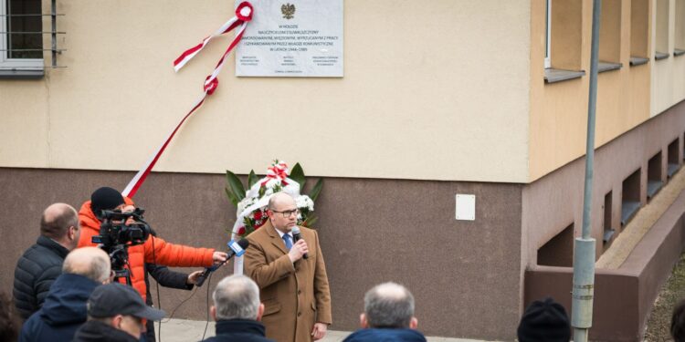 W Suwałkach odsłonięto tablicę upamiętniającą represjonowanych przez komunistów nauczycieli