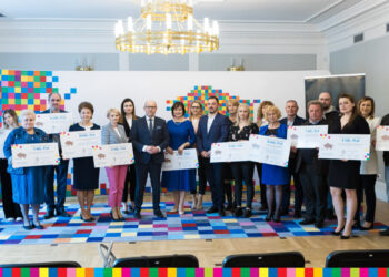 Marszałek przekazał dotacje na remonty przydrożnych krzyży i kapliczek z regionu