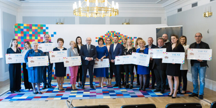 Marszałek przekazał dotacje na remonty przydrożnych krzyży i kapliczek z regionu