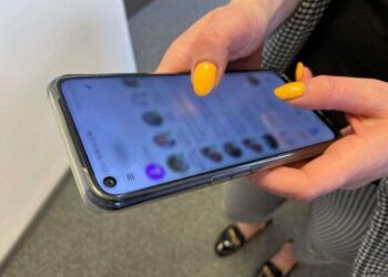 ZAMIAST SPRZEDAĆ ŚWIECE, PRZELAŁA OSZUSTOM BLISKO 10 TYSIĘCY ZŁOTYCH