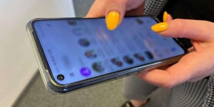 ZAMIAST SPRZEDAĆ ŚWIECE, PRZELAŁA OSZUSTOM BLISKO 10 TYSIĘCY ZŁOTYCH