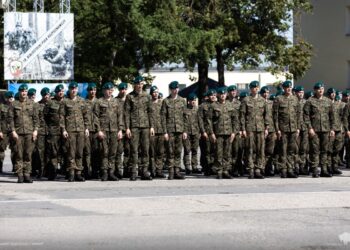 Podniesienie flagi państwowej na maszt w białostockich koszarach
