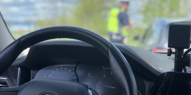 KOLEJNI POSZUKIWANI W RĘKACH POLICJANTÓW