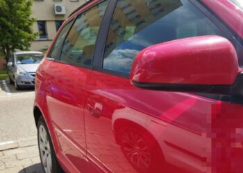 NAJPIERW SPOWODOWAŁA KOLIZJĘ PÓŹNIEJ PORYSOWAŁA SAMOCHÓD