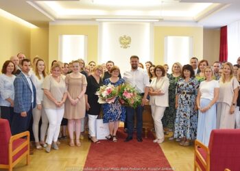 Burmistrz Bielska Podlaskiego i urzędnicy podziękowali koleżankom przechodzącym na emeryturę