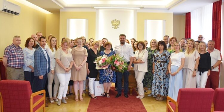 Burmistrz Bielska Podlaskiego i urzędnicy podziękowali koleżankom przechodzącym na emeryturę