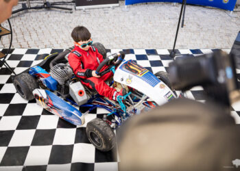 Pięciolatek na gokarcie z logo Województwa Podlaskiego