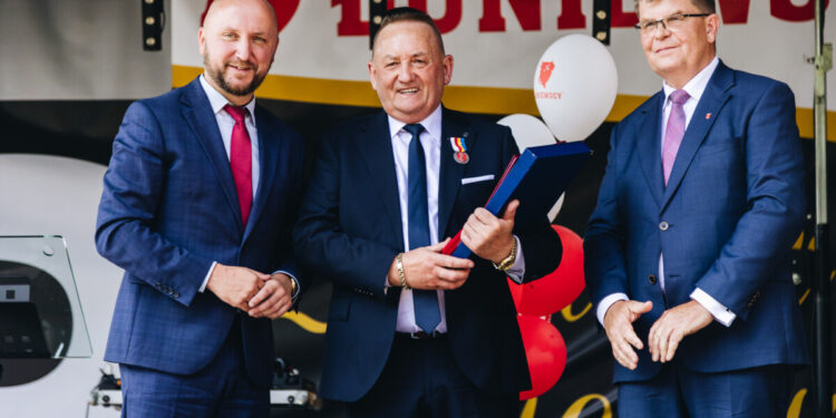 Eugeniusz Łuniewski z Odznaką Honorową Województwa Podlaskiego