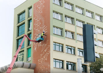 Mural na budynku urzędu marszałkowskiego przy ul. Wyszyńskiego