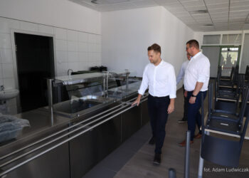 Nowa aula i stołówka w szkole na Narewskiej