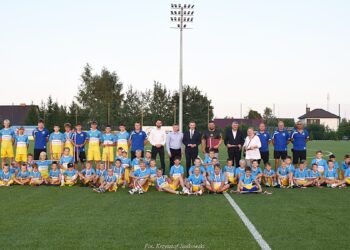 Dzieci dokonały otwarcia nowego boiska na bielskim stadionie