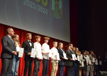 Gala ucznia zdolnego – Spotykamy się dziś aby uhonorować uczniów, którzy mają olbrzymie osiągnięcia naukowe i sportowe, ale również złożyć gratulacje rodzicom tych młodych osób, a także ich nauczycielom. Od tych wyróżnionych osób, jestem pewien, w przyszłości będzie wiele zależało w naszym mieście, regionie, a nawet kraju, będą zajmowali wiele eksponowanych stanowisk. Z wielką przyjemnością gratuluję wszystkich uhonorowanym, dziękuję ich rodzicom i nauczycielom – mówił Czesław Renkiewicz, Prezydent Suwałk. W naszym mieście od 2016 r. funkcjonuje Program wspierania rozwoju uczniów zdolnych „Zdolny Suwalczanin”. Stypendia i nagrody przyznano 33 uczniom. Wysokość nagród:
