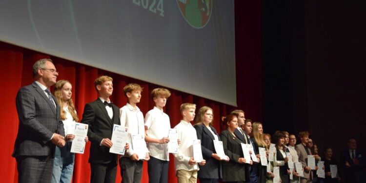 Gala ucznia zdolnego – Spotykamy się dziś aby uhonorować uczniów, którzy mają olbrzymie osiągnięcia naukowe i sportowe, ale również złożyć gratulacje rodzicom tych młodych osób, a także ich nauczycielom. Od tych wyróżnionych osób, jestem pewien, w przyszłości będzie wiele zależało w naszym mieście, regionie, a nawet kraju, będą zajmowali wiele eksponowanych stanowisk. Z wielką przyjemnością gratuluję wszystkich uhonorowanym, dziękuję ich rodzicom i nauczycielom – mówił Czesław Renkiewicz, Prezydent Suwałk. W naszym mieście od 2016 r. funkcjonuje Program wspierania rozwoju uczniów zdolnych „Zdolny Suwalczanin”. Stypendia i nagrody przyznano 33 uczniom. Wysokość nagród: