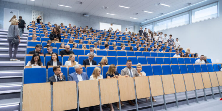 Nowa aula i stołówka w białostockim II LO