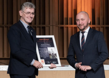 Marszałek Prokorym ze statuetką Semper Fidelis Kresów Wschodnich