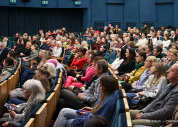 Żółta Kanapa na żywo w kinie Forum