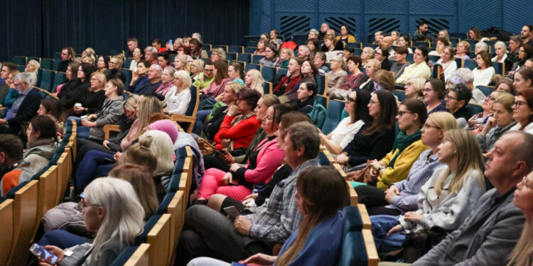 Żółta Kanapa na żywo w kinie Forum