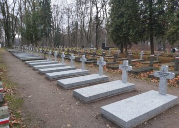 Wymiana nagrobków na cmentarzu wojskowym w Białymstoku