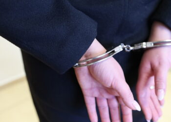 Poszukiwana dwoma listami gończymi wpadła, bo popełniła wykroczenie