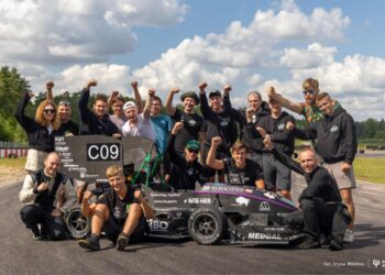 Bolid i łazik marsjański z Politechniki Białostockiej dostały 366 tys. złotych na rozwój