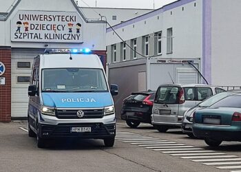 Policjanci pilotowali samochód z 9-latką, która traciła przytomność