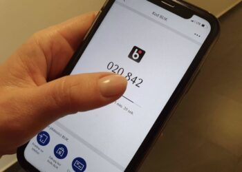 Do kolneńskich policjantów zgłosiła się kobieta oszukana "na BLIKa”. Poinformowała, że najprawdopodobniej przestępcy włamali się konto jej szwagra. Relacjonowała, że na jednym z komunikatorów społecznościowych dostała od niego wiadomość z prośbą o pożyczenie pieniędzy BLIK-iem. Mąż siostry tłumaczył, że "ma problem z aplikacją bankową, która uległa awarii." 20-latka, bez żadnego namysłu przesłała mu kod BLIK na kwotę 800 złotych. Po tym oszust podziękował i poprosił o kolejne 800 złotych, jednak kobieta nie wysłała mu już kolejnego kodu, tłumacząc, że nie ma więcej pieniędzy na koncie. Zaproponowała, że kolejne może mu pożyczyć w gotówce. Po upływie kilkunastu minut do 20-latki zadzwoniła jej siostra. Poinformowała, że ktoś włamał się na konto na portalu społecznościowym jej męża i wysyła wiadomości do znajomych z prośbą o pożyczenie pieniędzy. Wówczas 20-latka zorientowała się, że padała ofiarą oszustów. Ostrzegamy! Często stosowaną przez oszustów metodą jest podszywanie się pod znajomych na portalach społecznościowych i zwracanie się z prośbą o pilną pożyczkę. Przestępcy proponują łatwy sposób przelania gotówki poprzez wygenerowanie numeru kodu BLIK w systemie płatności elektronicznej. Przekazany kod wystarczy, by sprawca mógł natychmiast wypłacić pieniądze. Bądźmy czujni i nie dajmy się zwieść pozorom. Aby nie paść ofiarą oszustów radzimy weryfikować tożsamość osób, które wysyłają do nas wiadomości z prośbą o pożyczkę. Najpierw skontaktujmy się z nimi telefonicznie i upewnijmy się, czy faktycznie to oni potrzebują tego rodzaju pomocy. Nie kierujmy się pośpiechem, lecz zdrowym rozsądkiem. Pamiętajmy również o stosowaniu silnych haseł, które zawierają małe i duże litery, cyfry oraz znaki specjalne. Dodatkową ochroną naszego konta może być dwuskładnikowe uwierzytelnienie. Wybierając pytania bezpieczeństwa wybierzmy hasło trudne do odgadnięcia, na które tylko my znamy odpowiedź. Pamiętajmy również o tym, aby nigdy nie zapisywać hasła w przeglądarce internetowej.