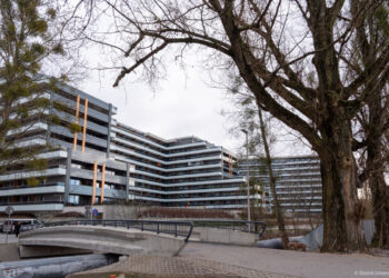 Kładką z Jurowieckiej na Włókienniczą